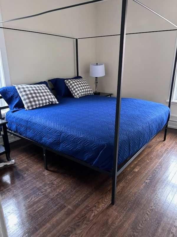 North Chicago Spacious Home Apartment in Chicago