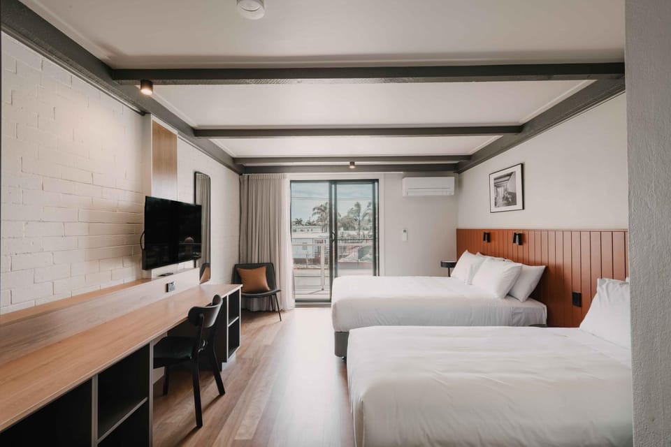 Bed, TV and multimedia, Seating area, Bedroom