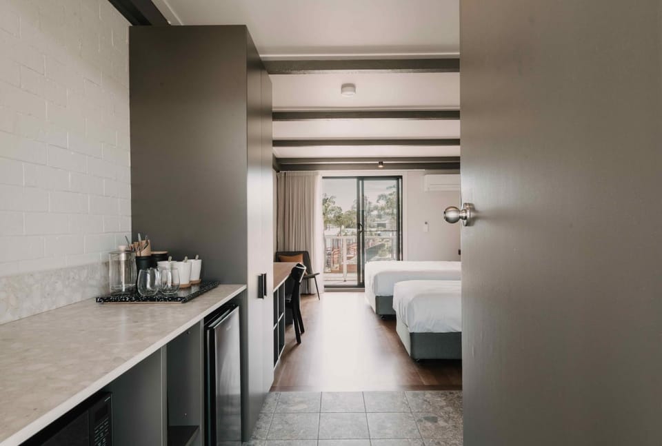 Bed, Coffee/tea facilities, Living room, Bedroom