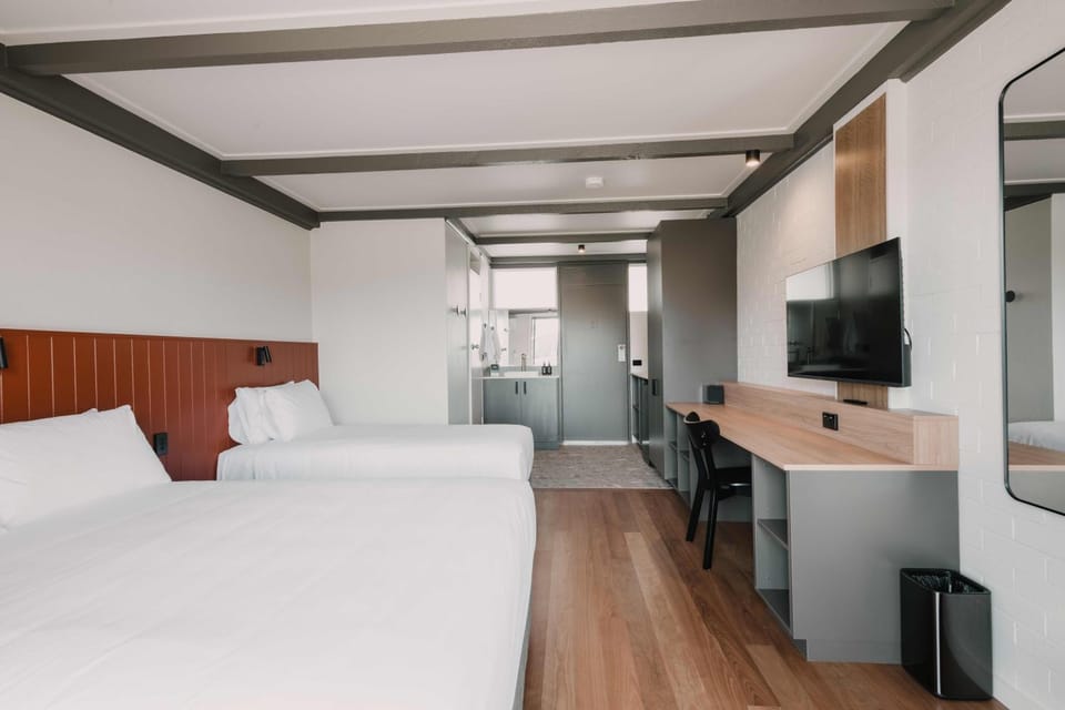 Bed, TV and multimedia, Bedroom