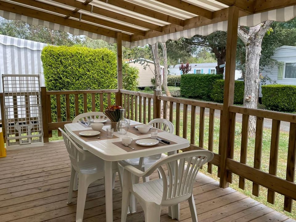 Mobil-home avec Terrasse à Saint-Pierre-d'Oléron - API-1-52-978 Campground/ 
RV Resort in Nouvelle-Aquitaine