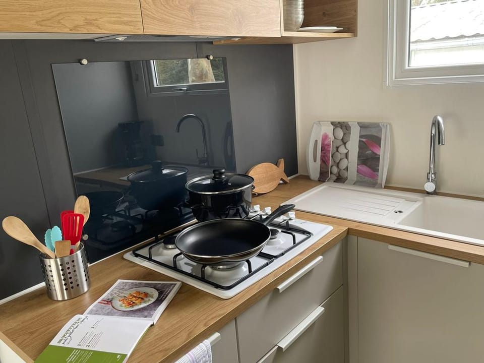 Mobil-home avec Terrasse pour 5 Personnes à Saint-Pierre-d'Oléron - API-1-52-987 Campground/ 
RV Resort in Nouvelle-Aquitaine