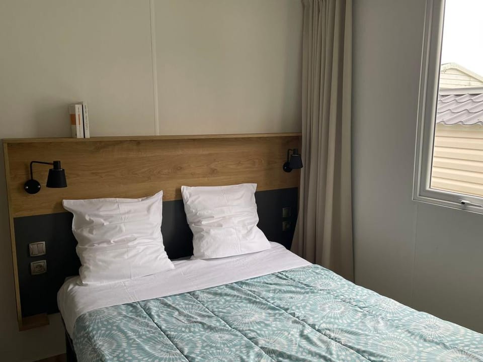 Mobil-home avec Terrasse pour 5 Personnes à Saint-Pierre-d'Oléron - API-1-52-987 Campground/ 
RV Resort in Nouvelle-Aquitaine