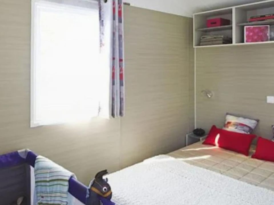 Mobil home 40m², 4 chambres, cuisine équipée - API-1-52-1011 Campground/ 
RV Resort in Brittany