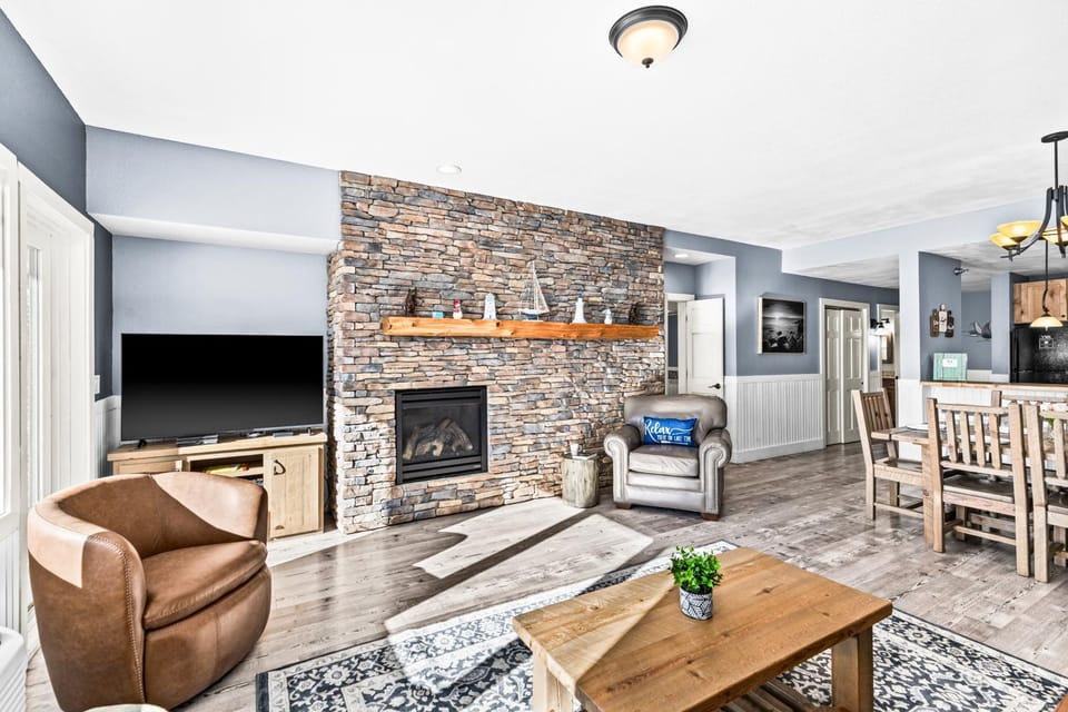 Whispering Pines Lake Views King Suite, 2 Queen Beds, Kitchen and Heated Pools Apartment in Two Harbors