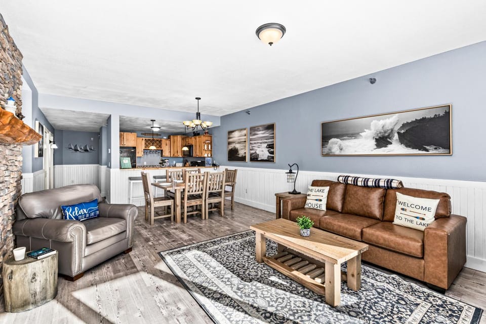 Whispering Pines Lake Views King Suite, 2 Queen Beds, Kitchen and Heated Pools Apartment in Two Harbors