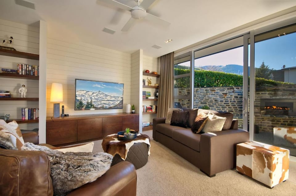 Q by the Lake Aspen Grove Stunning Views House in Queenstown