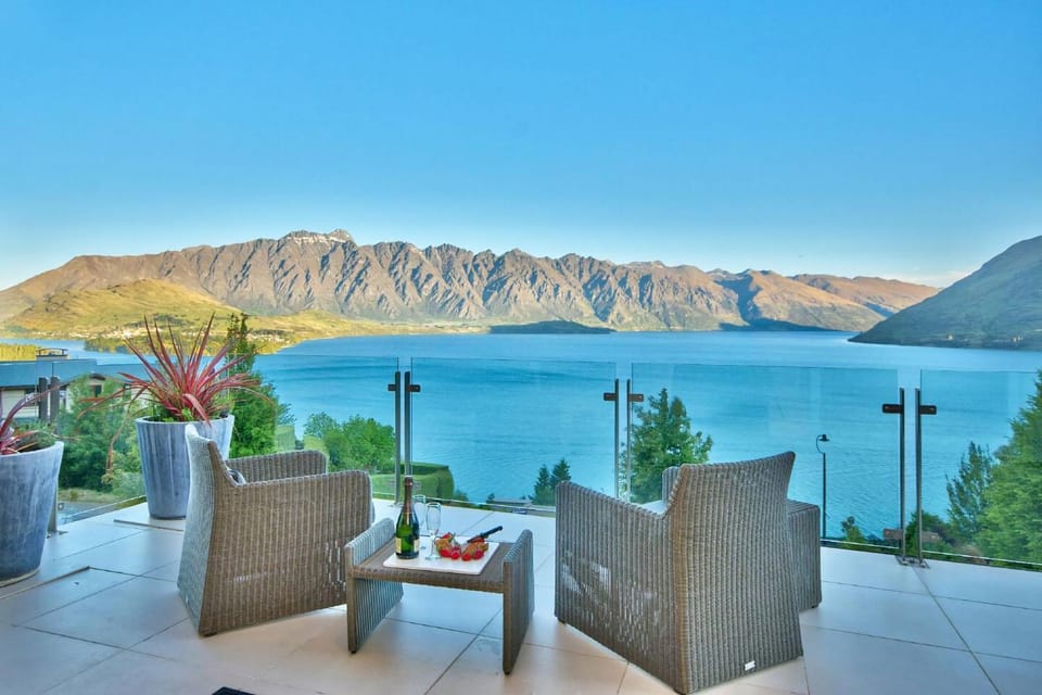 Q by the Lake Aspen Grove Stunning Views House in Queenstown
