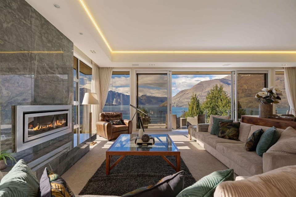 Q by the Lake Aspen Grove Stunning Views House in Queenstown