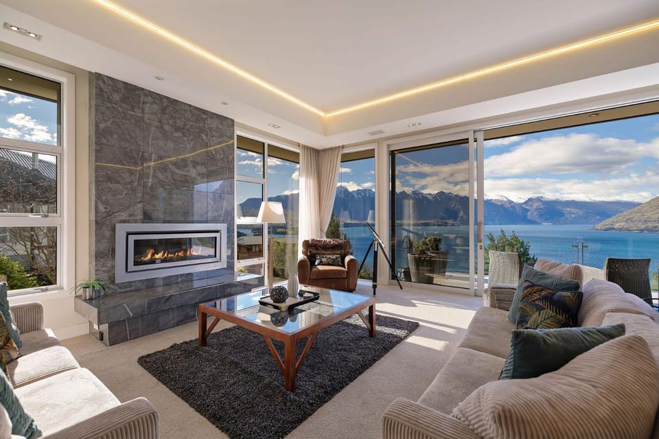 Q by the Lake Aspen Grove Stunning Views House in Queenstown