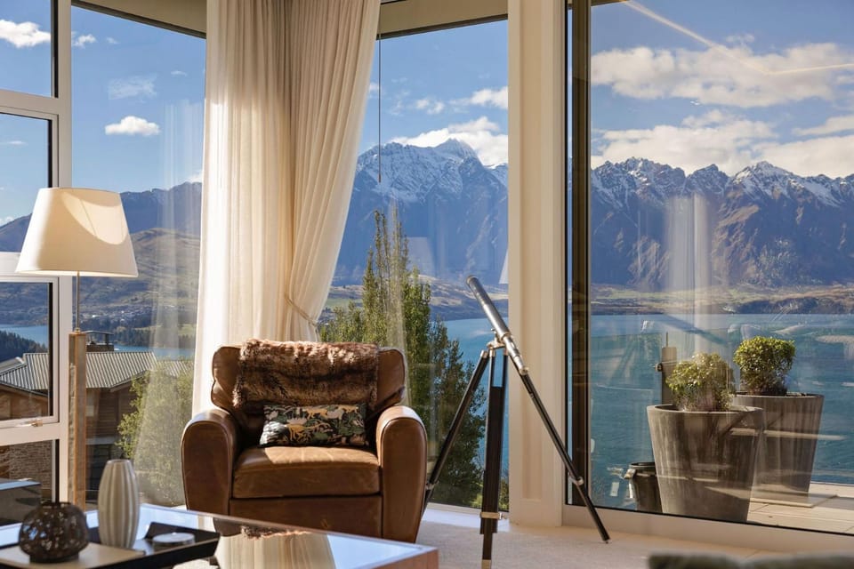 Q by the Lake Aspen Grove Stunning Views House in Queenstown