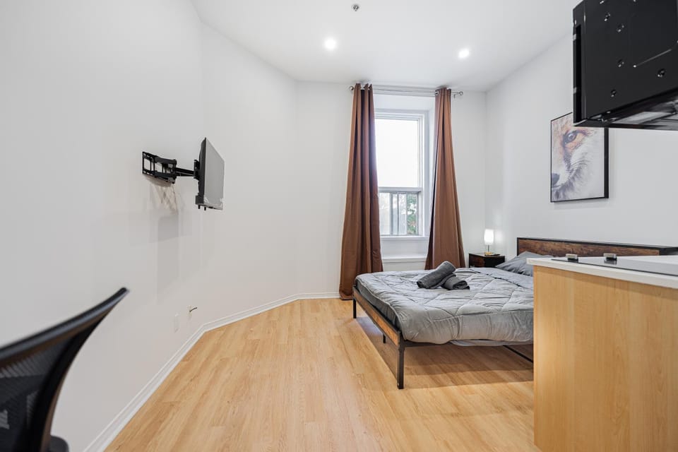 Downtown Studio For 2 Guests with Parking Apartment in Laval