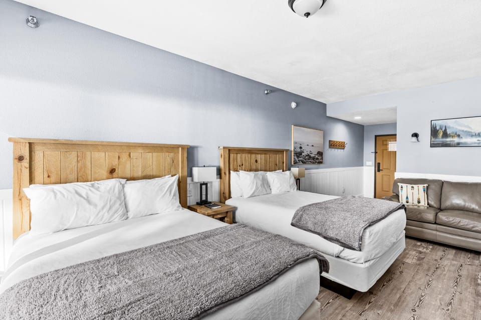 Whispering Pines Lake Views Studio 2 Queen Beds, Heated Pool and Hot Tub Apartment in Two Harbors