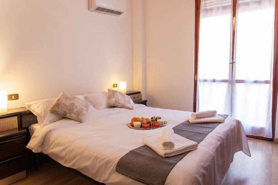 Bedroom, air conditioner