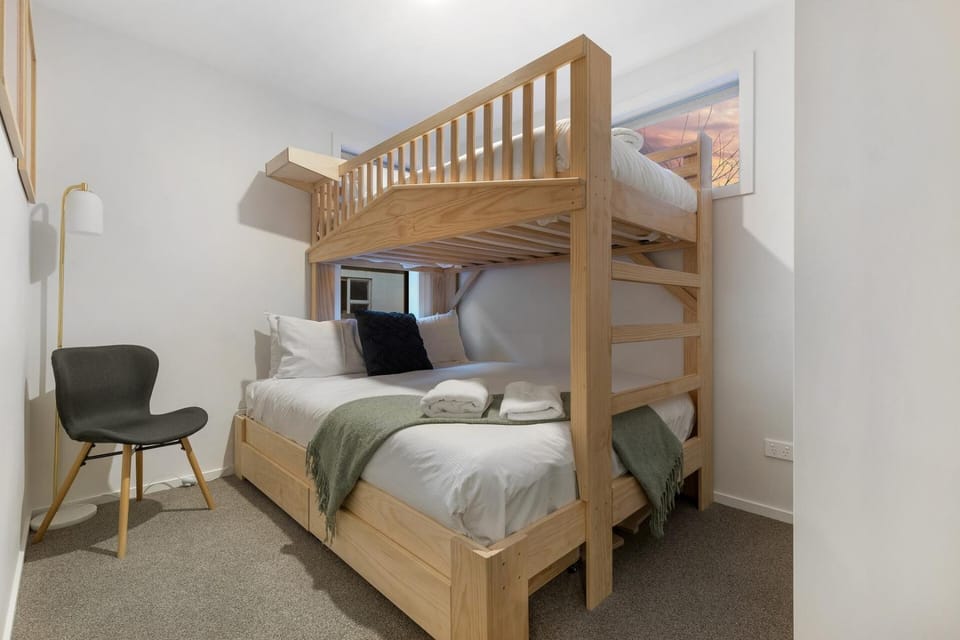 Stylish 2BR Queenstown Retreat - Walk to Town Apartment in Queenstown