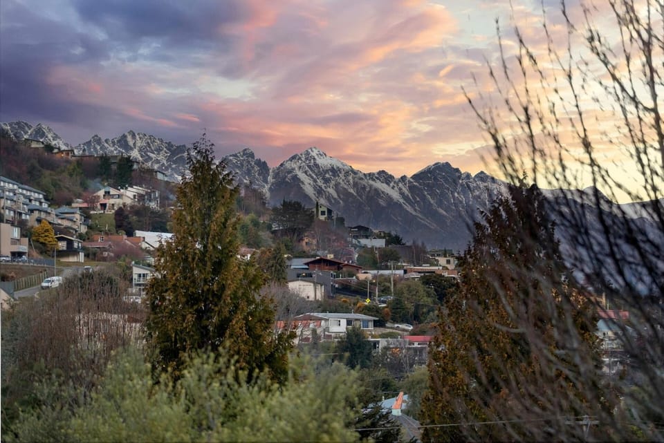 Stylish 2BR Queenstown Retreat - Walk to Town Apartment in Queenstown