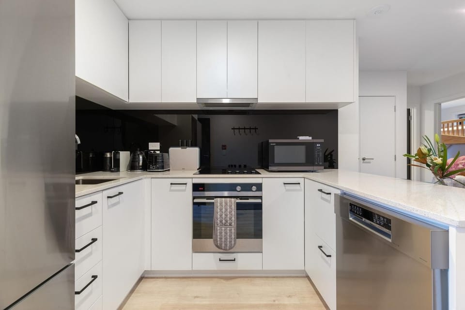 Stylish 2BR Queenstown Retreat - Walk to Town Apartment in Queenstown