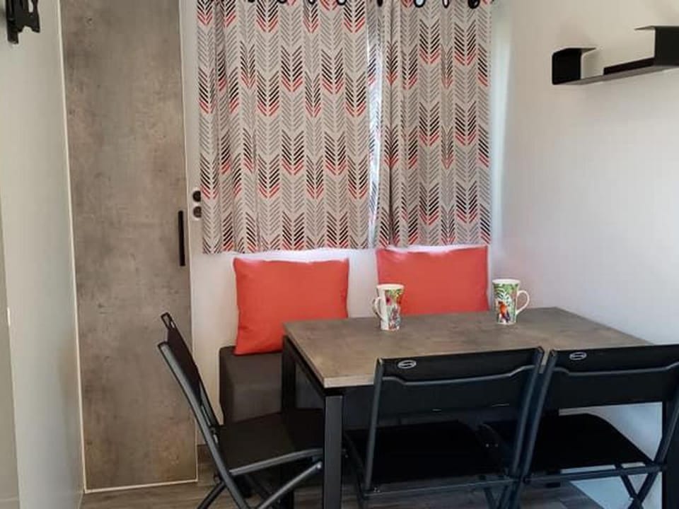 Mobil-home confortable avec terrasse à Tréguennec - API-1-52-1091 Campground/ 
RV Resort in Finistere