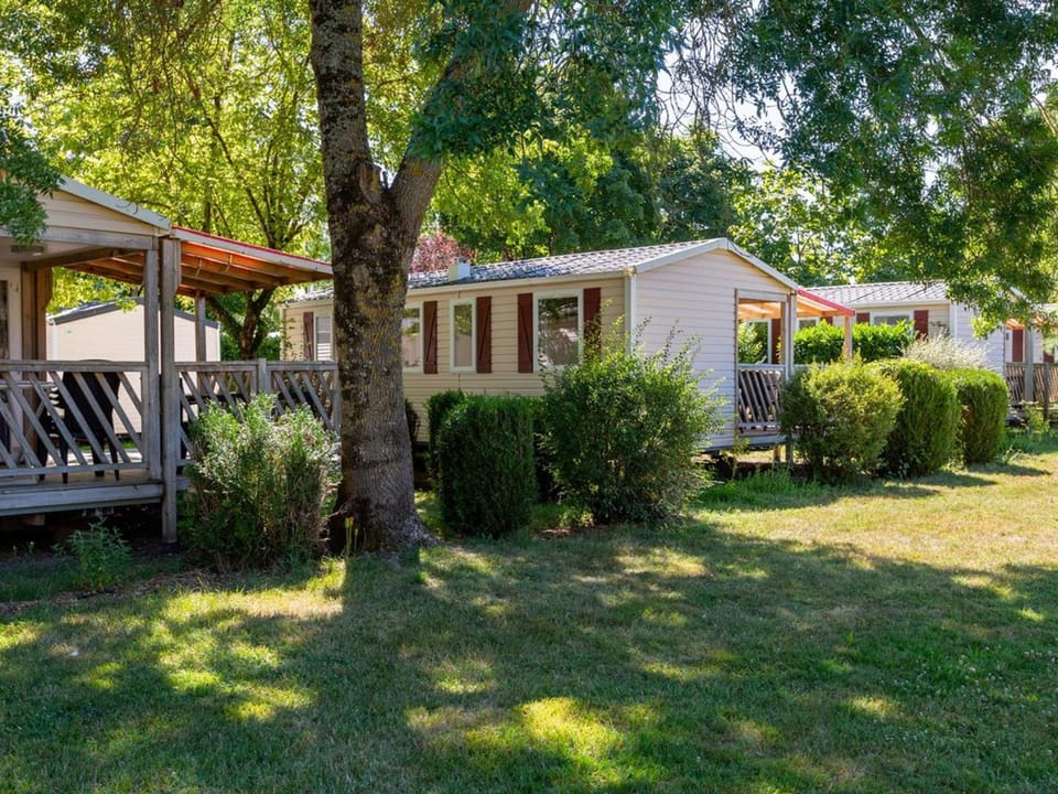 Mobil-home avec terrasse à Luynes - API-1-52-1072 Campground/ 
RV Resort in Centre-Val de Loire