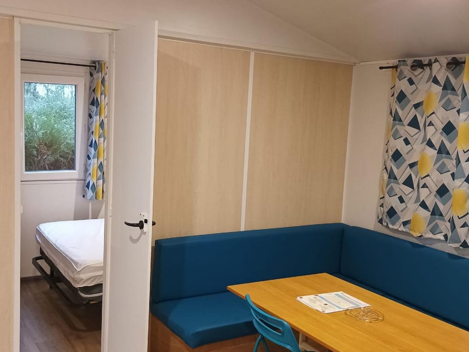 Mobil-home confortable avec terrasse - API-1-52-1100 Campground/ 
RV Resort in Centre-Val de Loire