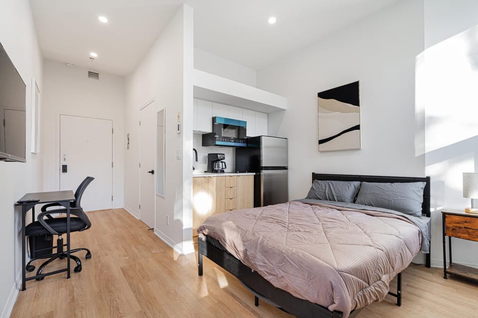 Quiet studio For 2 Guest With Parking Apartment in Montreal