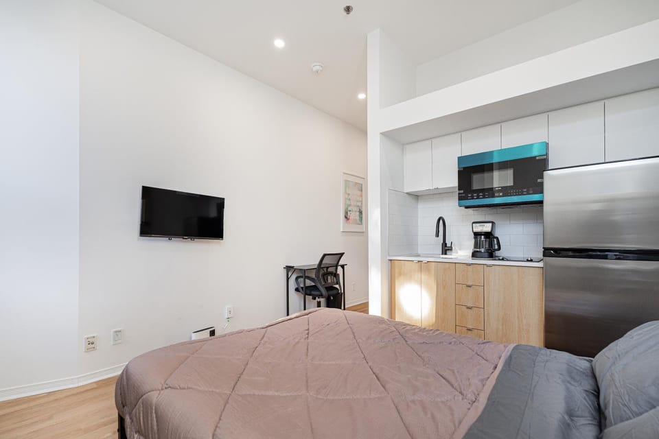 Quiet studio For 2 Guest With Parking Apartment in Montreal
