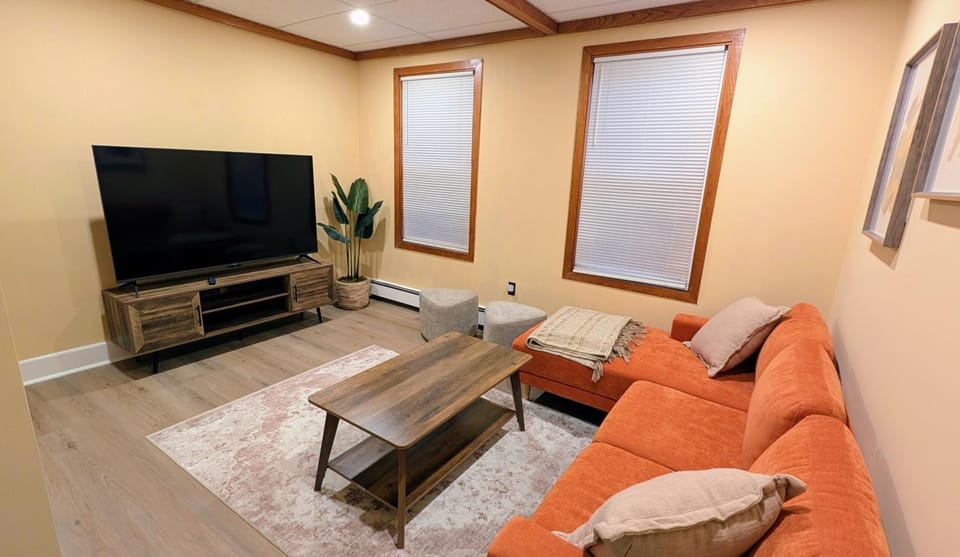 TV and multimedia, Living room, Seating area, Evening entertainment