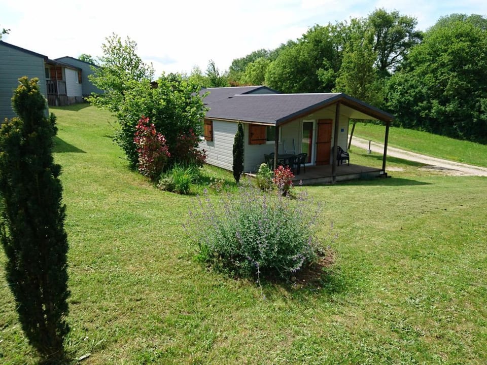 Chalet Charmant pour 4 avec Terrasse - API-1-52-1133 Campground/ 
RV Resort in Centre-Val de Loire