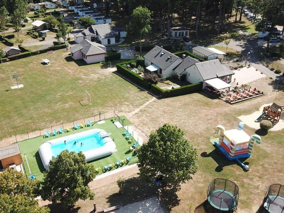 Mobil-home avec Terrasse pour 6 personnes à Illiers-Combray - API-1-52-1177 Campground/ 
RV Resort in Centre-Val de Loire