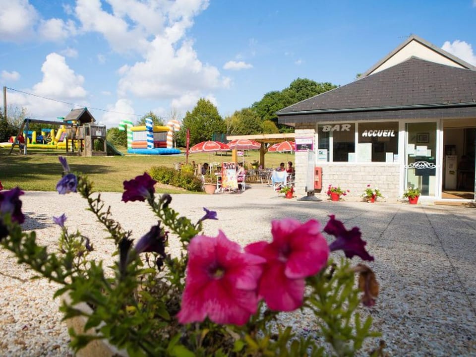 Mobil-home avec Terrasse pour 6 personnes à Illiers-Combray - API-1-52-1177 Campground/ 
RV Resort in Centre-Val de Loire
