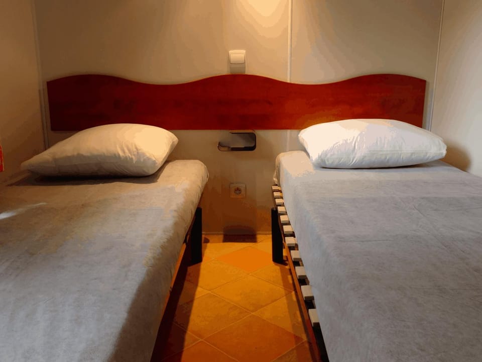Mobil-home pour 6 personnes avec terrasse - API-1-52-1178 Campground/ 
RV Resort in Salernes