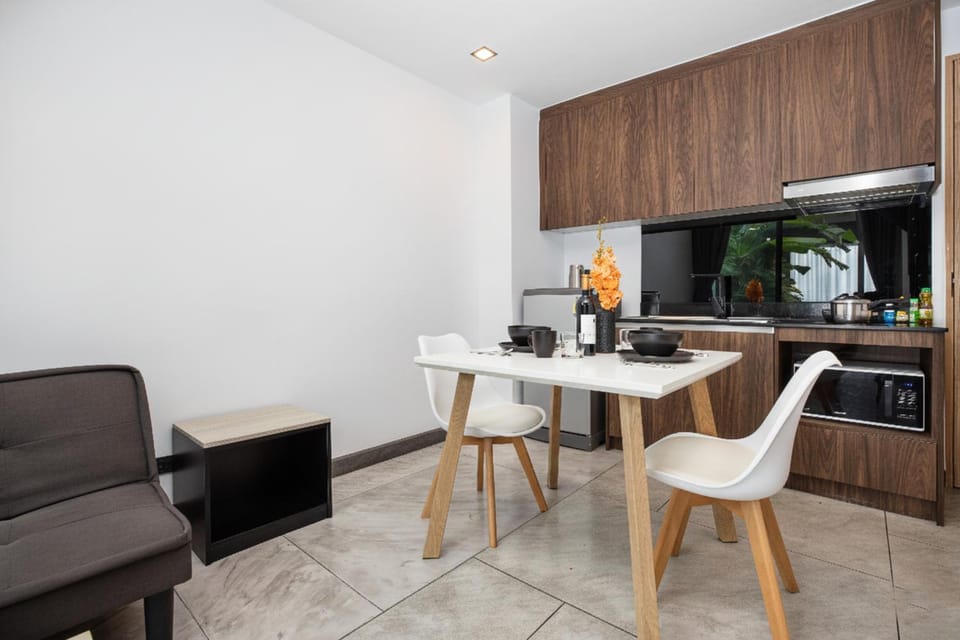 Kitchen or kitchenette, Living room, Seating area, Dining area, stove, toaster