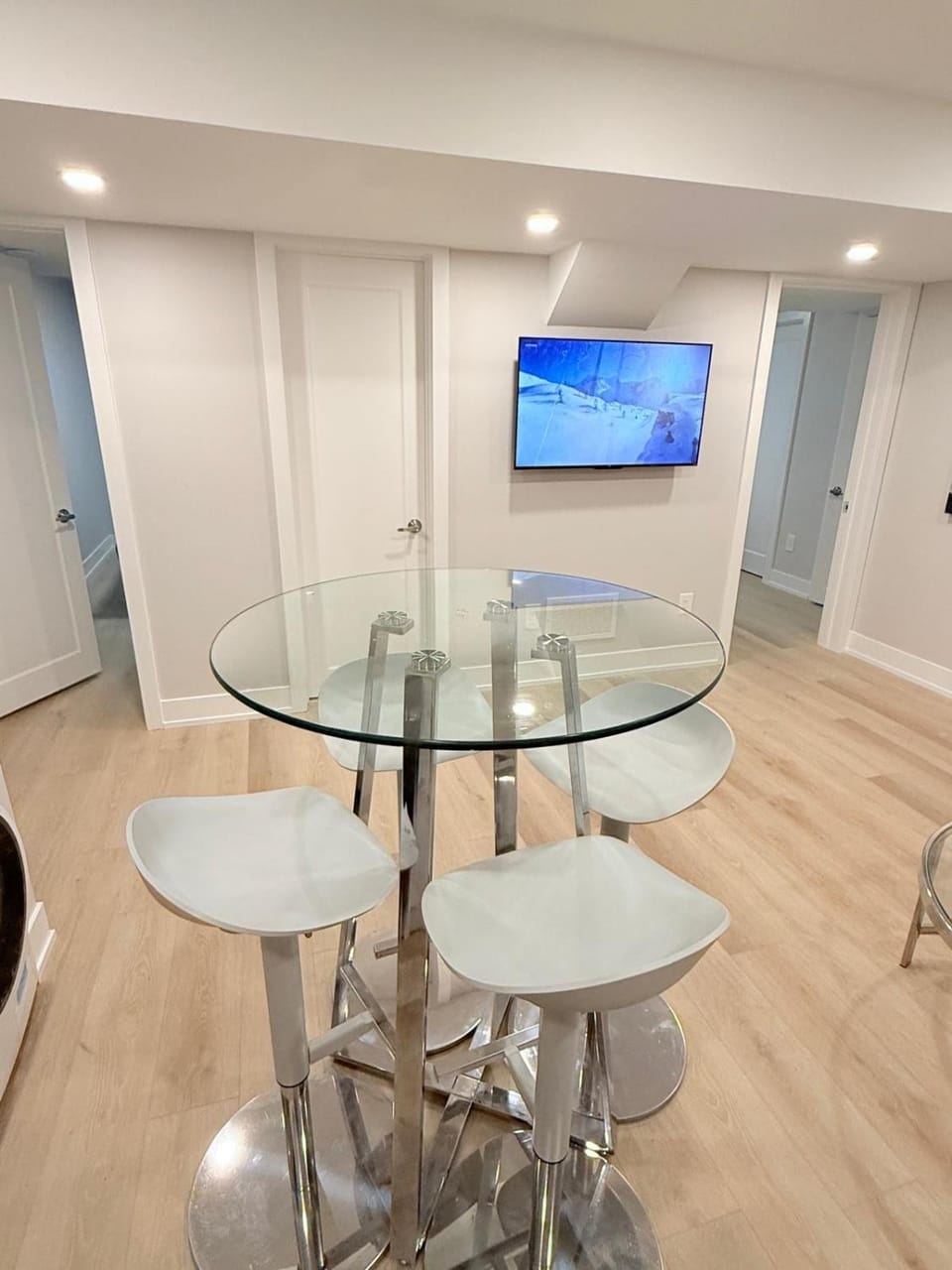 Modern and Cozy Basement Suite,2 Bedrooms with Kitchen ,Parking and Separate Entrance Apartment in Burlington