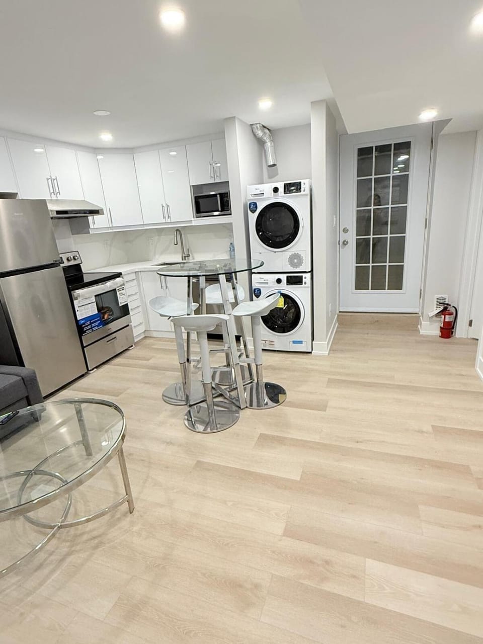Modern and Cozy Basement Suite,2 Bedrooms with Kitchen ,Parking and Separate Entrance Apartment in Burlington