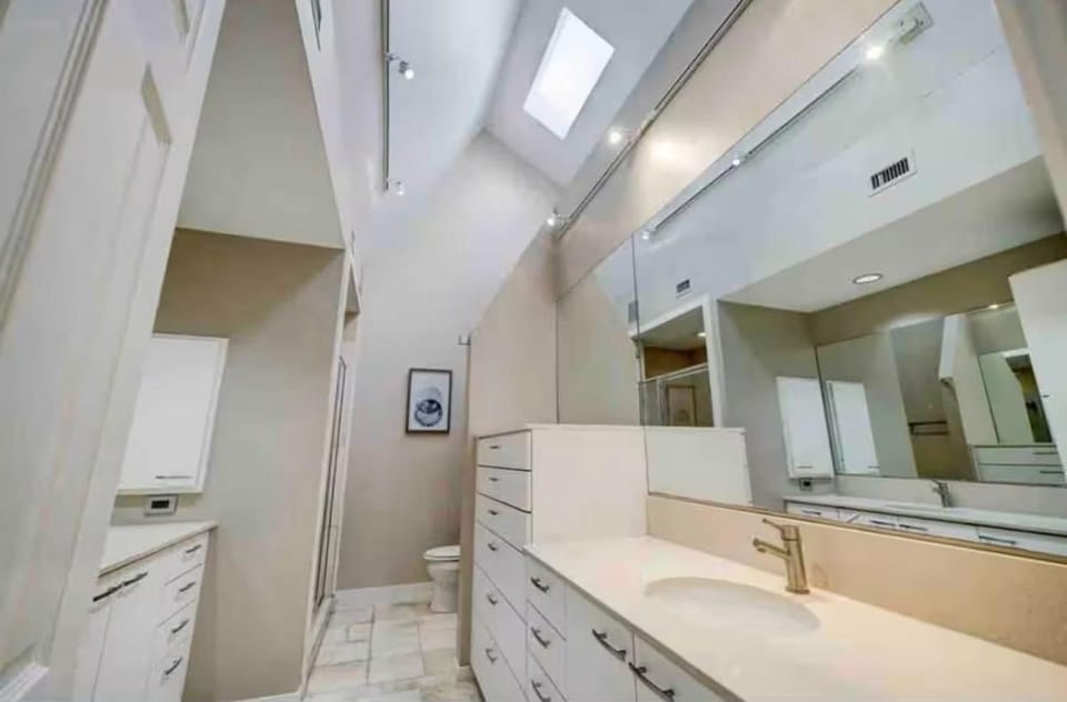 Spacious home by the Galleria House in Houston