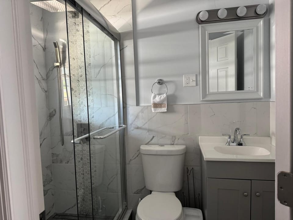 Shower, Toilet, Bathroom, towels