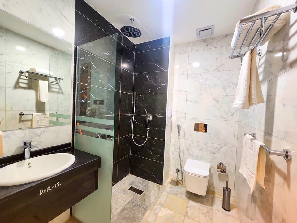 Shower, Toilet, Bathroom, towels
