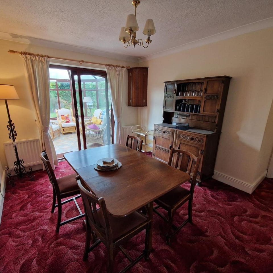 Family haven with quiet garden near historic Durham House in England