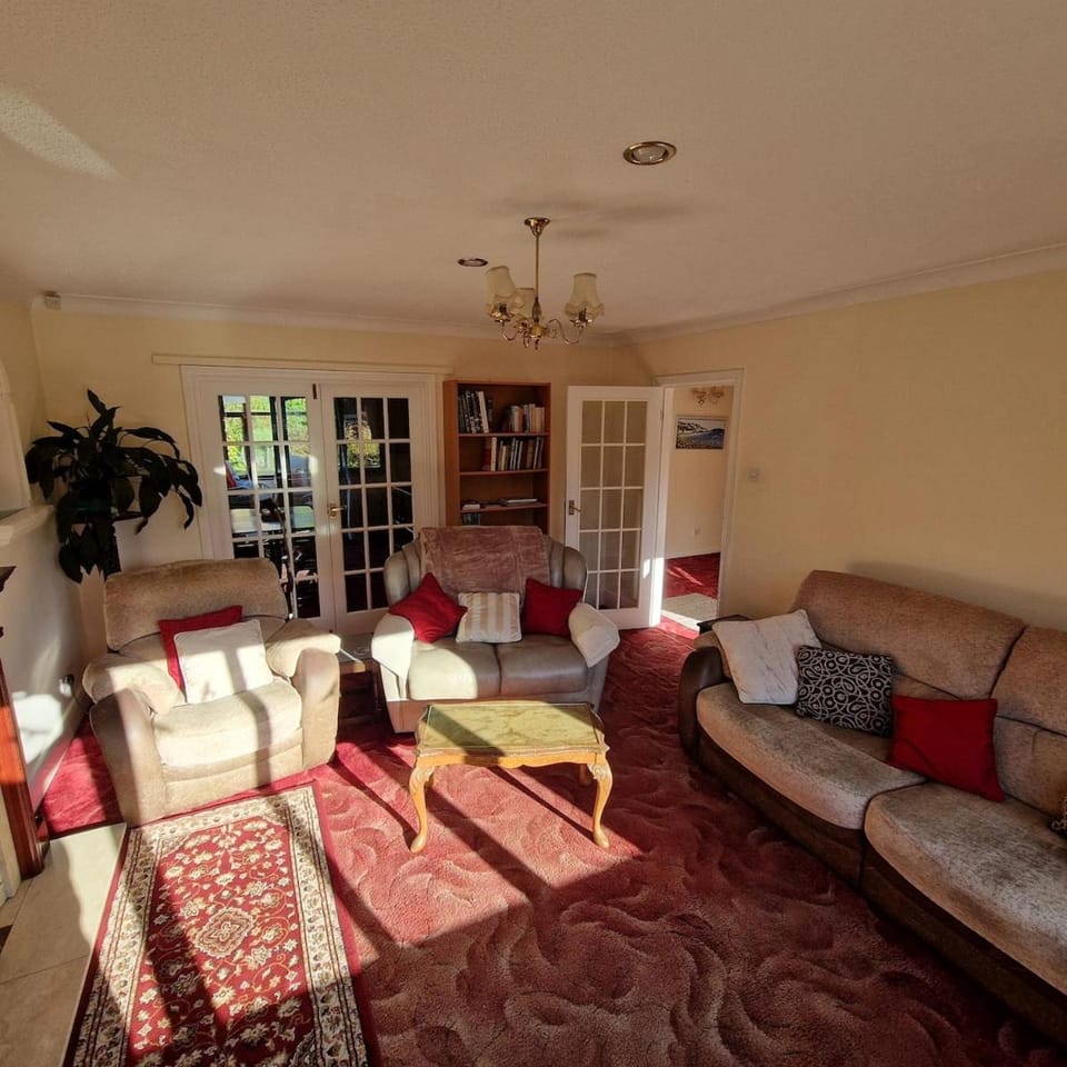 Family haven with quiet garden near historic Durham House in England