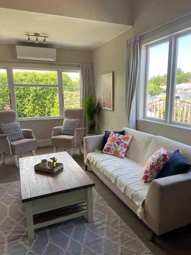 Sunny escape in Hastings House in Havelock North