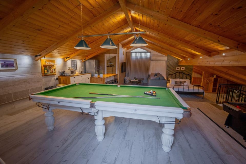 Billiard, Game Room