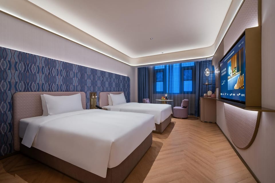 Bed, TV and multimedia, Photo of the whole room, Bedroom