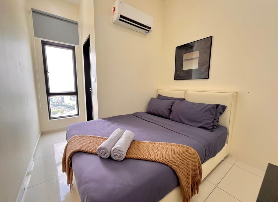 Bed, Bedroom, towels, air conditioner