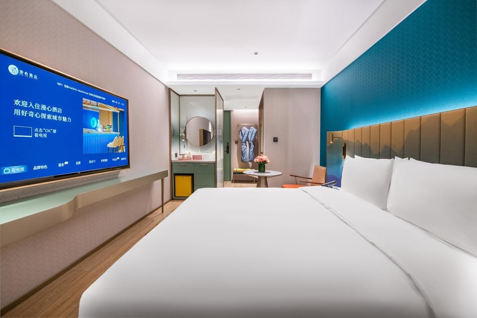 Bed, TV and multimedia, Photo of the whole room, Bedroom