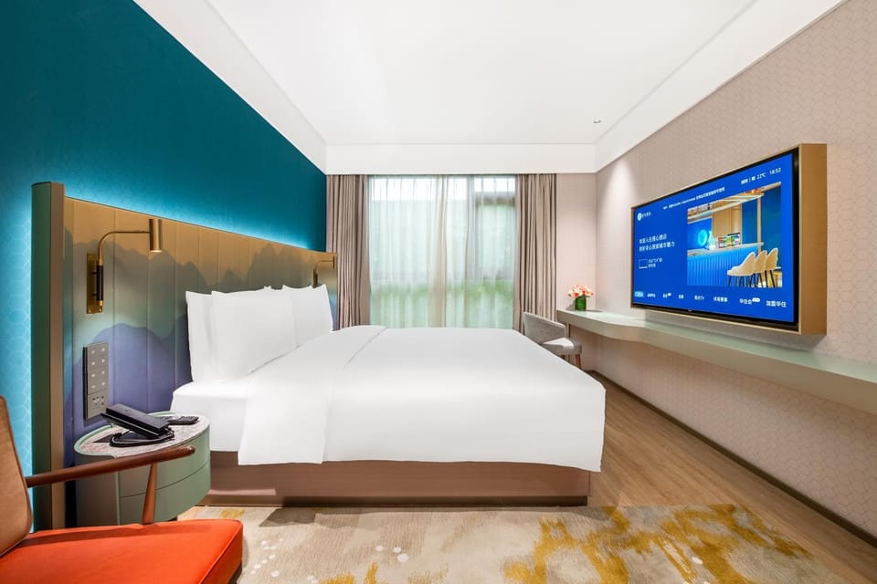 Bed, TV and multimedia, Photo of the whole room, Bedroom