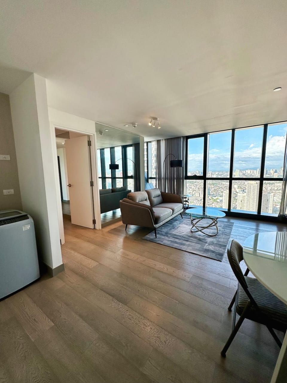 New Modern Luxurious 1 Bedroom Condo with WIFI and Netflix Apartment in Makati