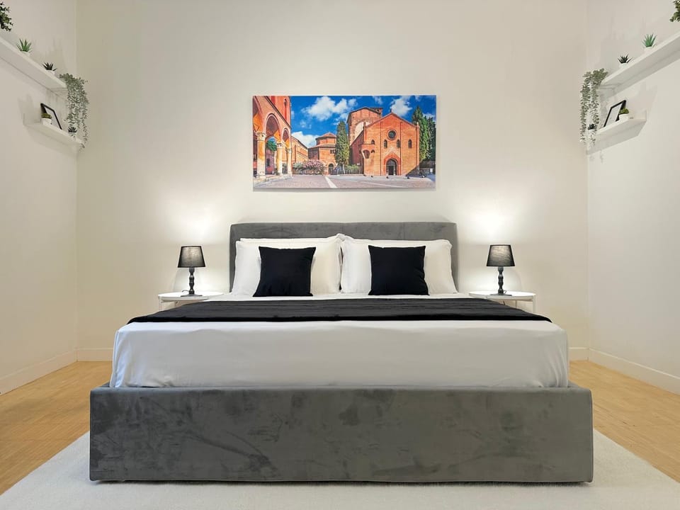 Bed, Photo of the whole room, Decorative detail, Bedroom