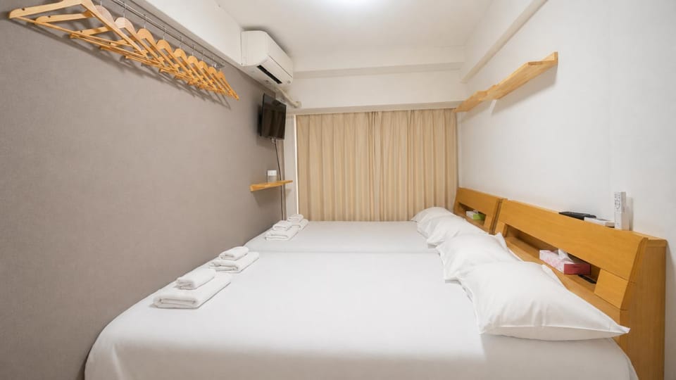 Bed, TV and multimedia, Photo of the whole room, Bedroom, towels, air conditioner
