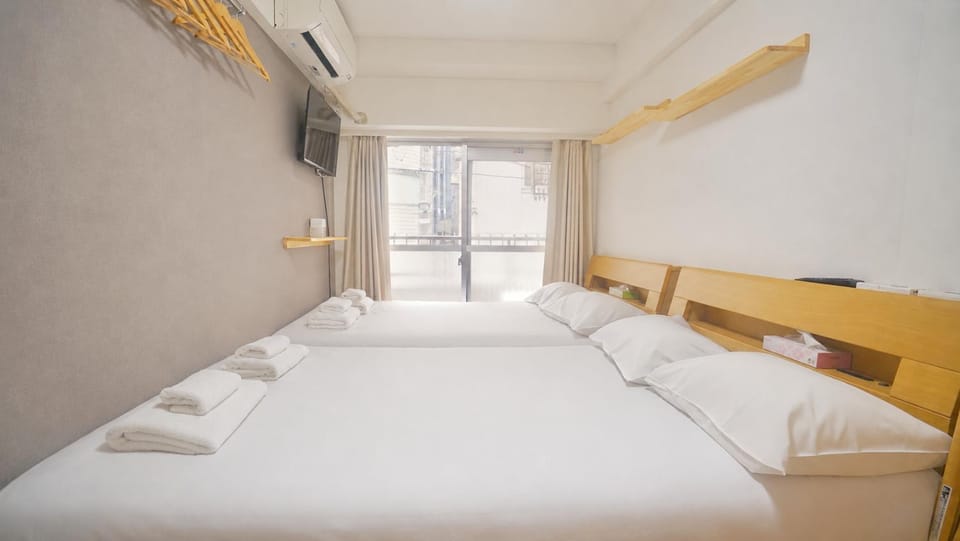 Bed, TV and multimedia, Photo of the whole room, Bedroom, towels, air conditioner