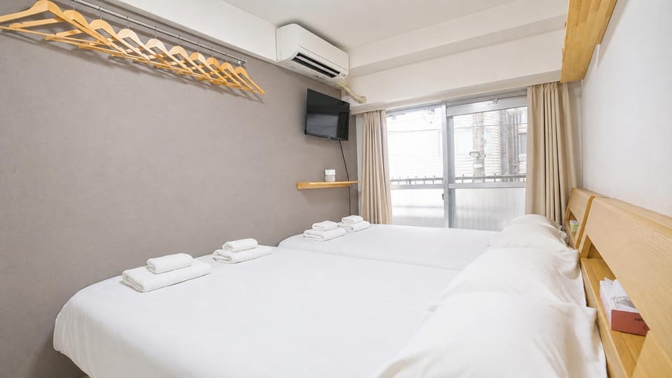 Bed, TV and multimedia, Photo of the whole room, Bedroom, towels, air conditioner